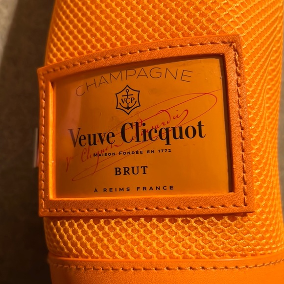 LIMITED EDITION Veuve Clicquot Yellow Label Ice Jacket 750ml - Picture 2 of 4